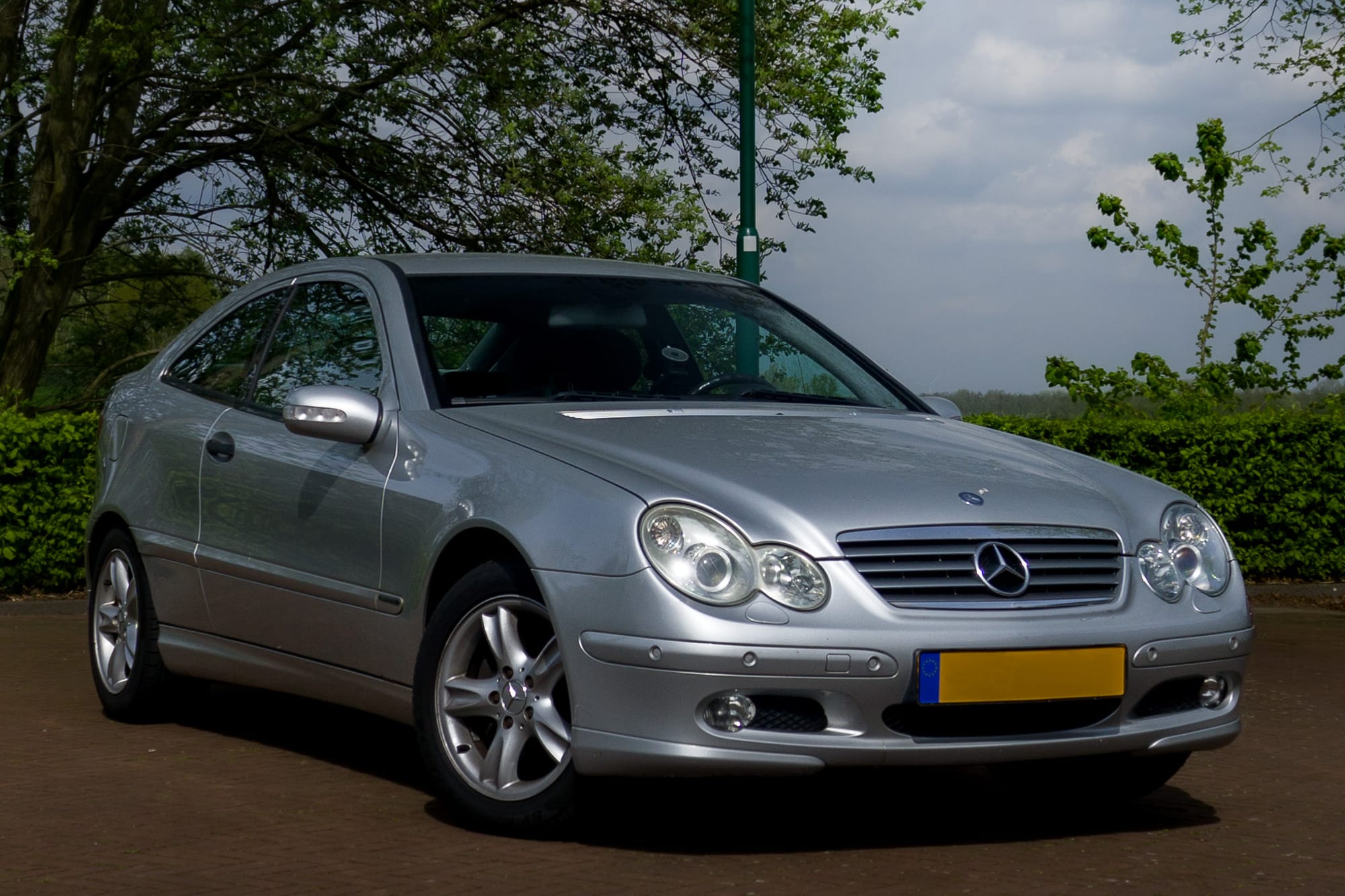 DSLR or Mirrorless for Car Photography: Which Camera Revs Your Engine?