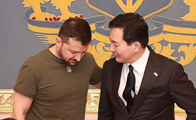 Hanwha, Posco, Samsung C&T, other Korean firms win Ukraine rebuild deals in solar tech, lithium mining, rail transport