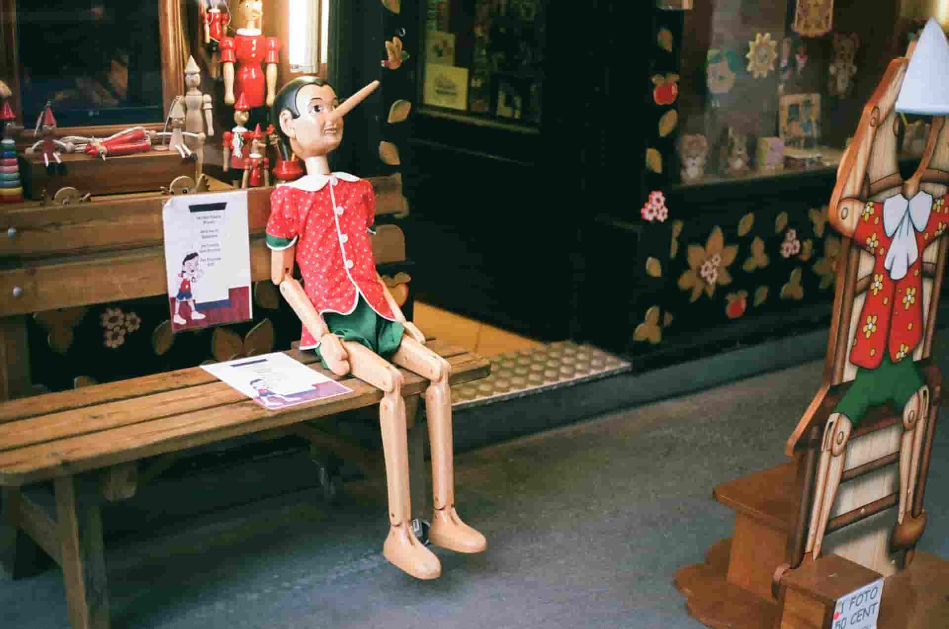 Pinocho sentado en un banco de madera