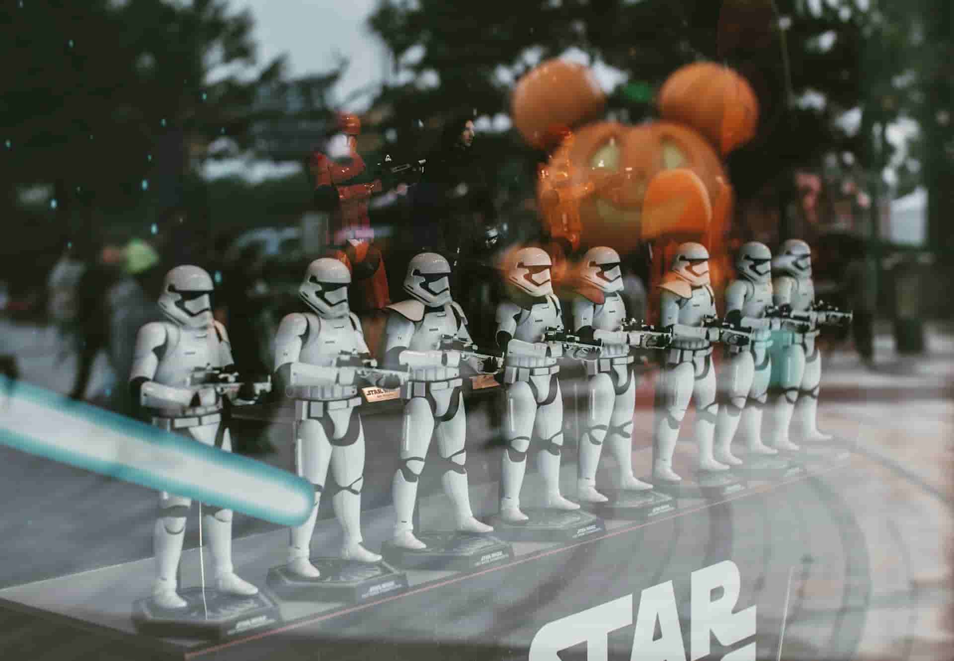 Miniaturas de stormtroopers en un escaparate