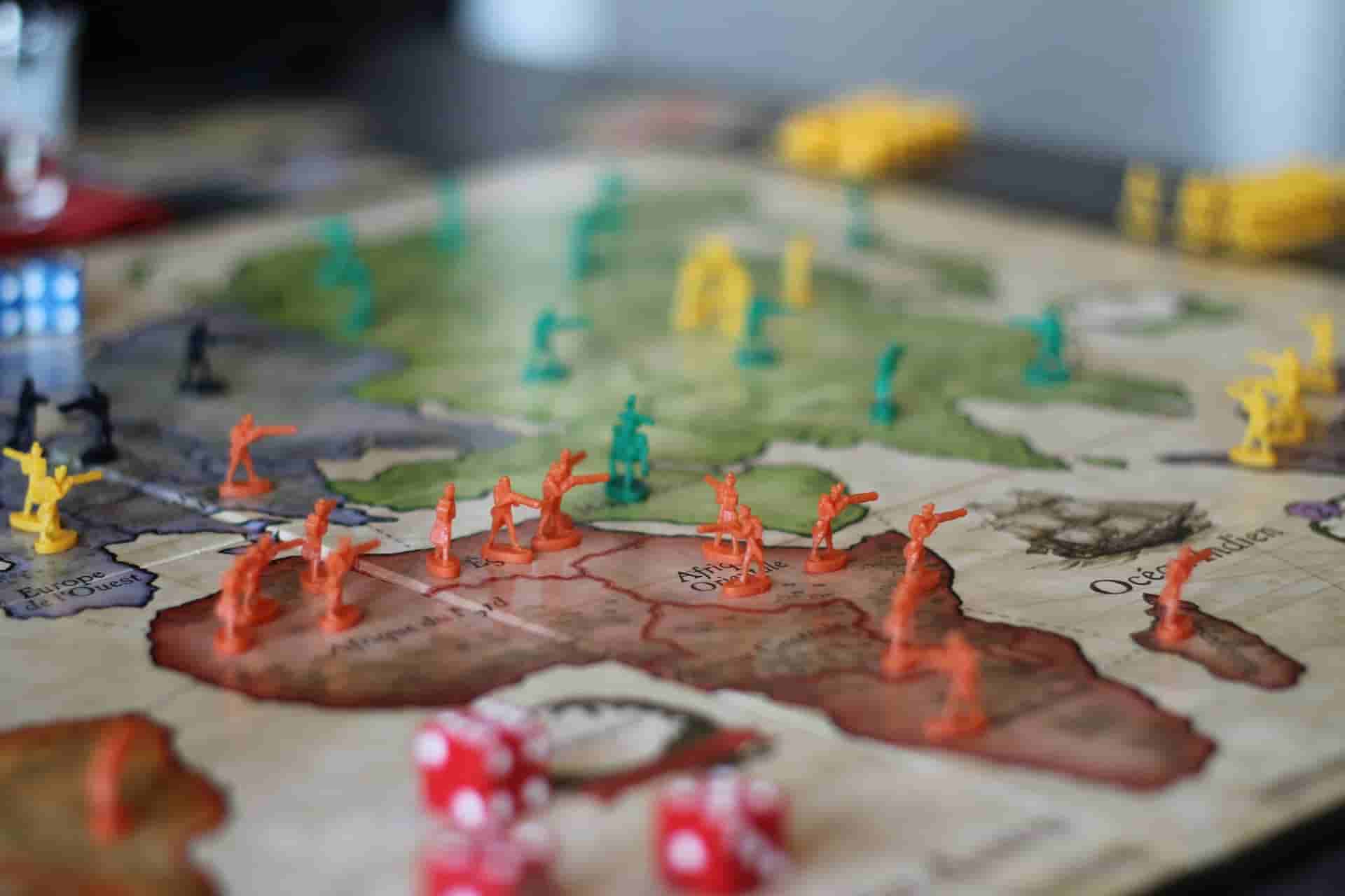 Figuritas de soldados sobre un mapa del juego Risk