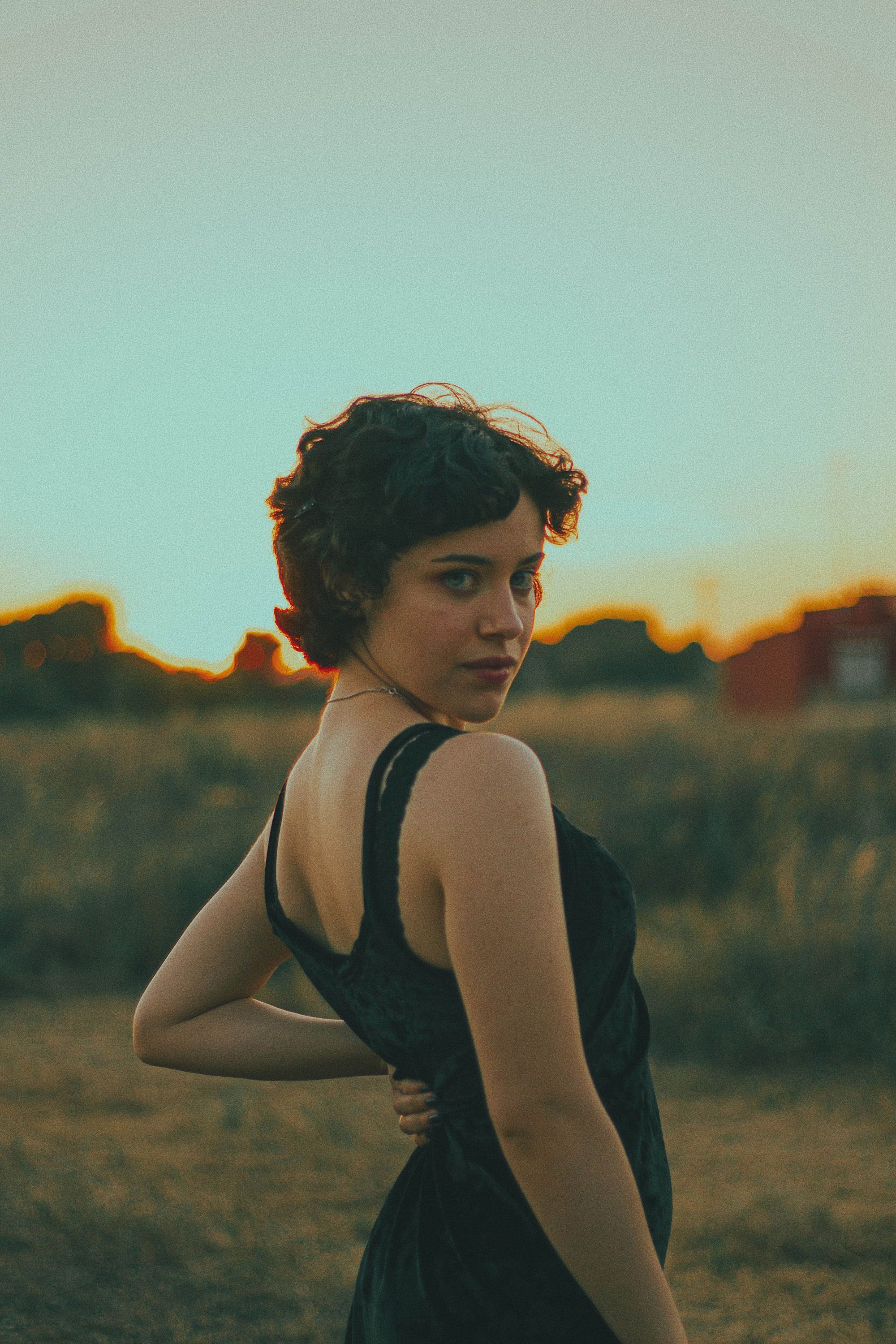 A Pin-Up Illustrator with a Colorful Twist: Julia Puche's Creative Journey