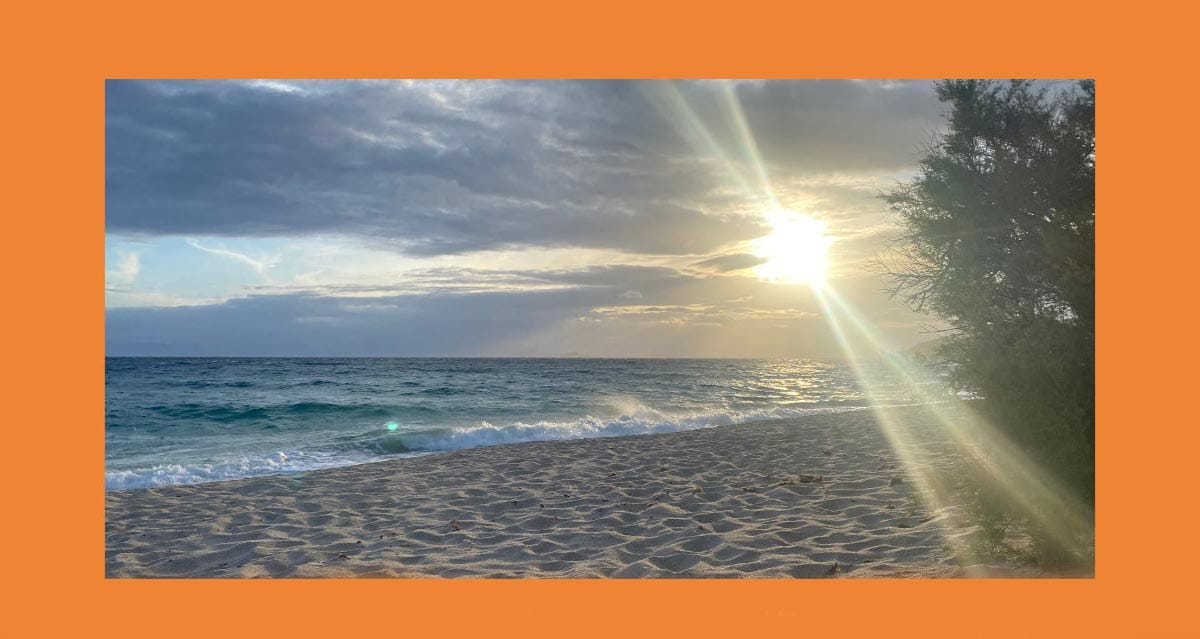 Slow Down, Breathe, Listen: "Pratiche di Presenza" Brings Yoga and Literature to the Poetto