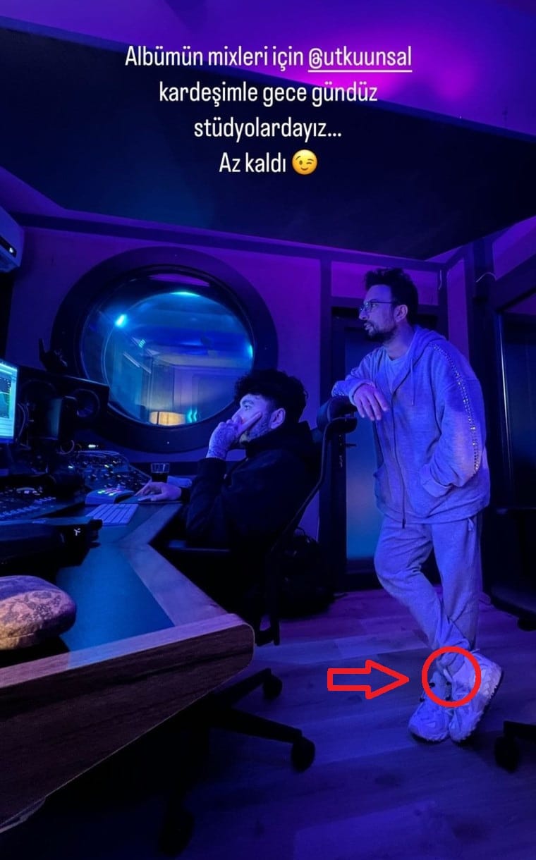 Tarkan "Çalıntı Ayakkabı Modası"na Mı Uydu?