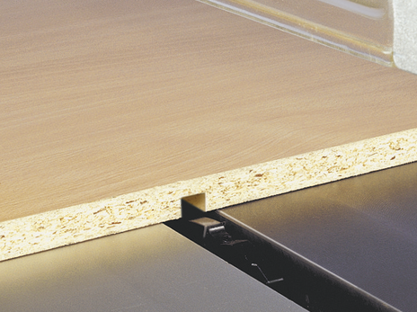 Demonstrație a capacității de nutuire (DADO) pe un circular Felder, realizând un canal (falț) precis într-un panou de PAL.