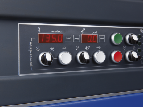 Detaliu cu panoul de control digital "Power-Drive" al unui circular Felder, afișând reglajele electromotorii precise pentru înălțimea și înclinarea pânzei.