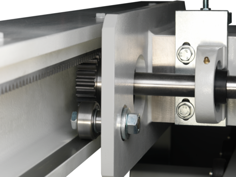 Detaliu cu sistemul de antrenare cu cremalieră și pinion al unui fierăstrău de debitat, asigurând o poziționare de înaltă precizie a unității de tăiere.