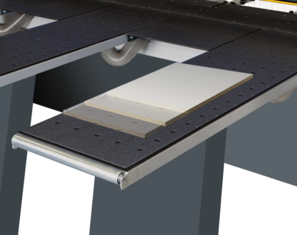 Detaliu cu o masă cu perne de aer (air flotation table) a unui fierăstrău de debitat, care permite manipularea ușoară și fără zgârieturi a panourilor.