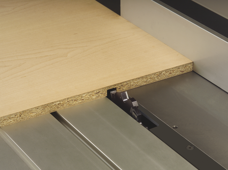 Unitatea de tăiere a unui fierăstrău circular, arătând motorul robust și sistemul de transmisie eficient cu curea Poly-V.