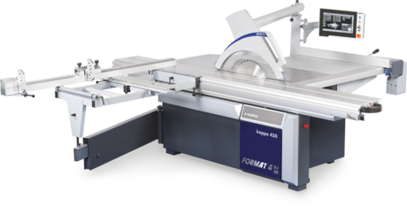 Fierăstrău de formatizat cu control digital FORMAT4 kappa 450 x-motion, echipat cu ecran tactil și masă mobilă pentru ateliere profesionale.