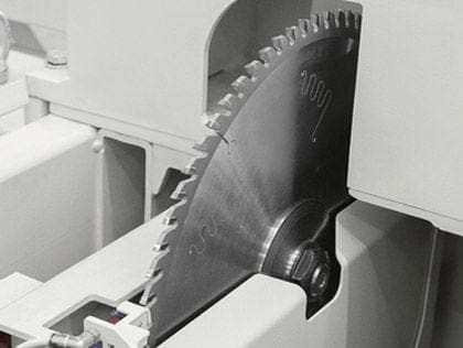 Grup tăietor robust al unui fierăstrău circular SCM, cu pânză principală pentru tăieri de înaltă precizie în panouri de lemn.