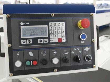 Panou de control electronic "Ready" al utilajului SCM, cu afișaj digital și tastatură numerică pentru setarea precisă a parametrilor de tăiere.