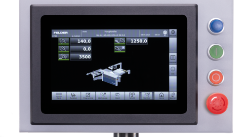 Detaliu cu ecranul tactil "x-motion" al unui circular Felder, afișând reglajele digitale pentru înălțimea pânzei, unghi și rigla paralelă.