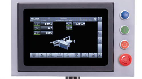 Detaliu cu ecranul tactil "x-motion" al unui circular Felder, afișând reglajele digitale pentru înălțimea pânzei, unghi și rigla paralelă.