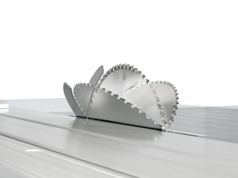 Secțiune transversală a mesei mobile (carului glisant) Format4/Felder, arătând sistemul de ghidare patentat "X-Roll" cu role cilindrice pentru precizie maximă.