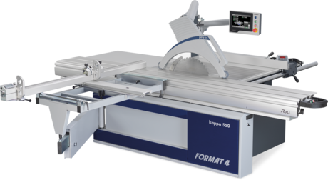 Fierăstrău de formatizat industrial FORMAT4 kappa 550 x-motion, echipat cu panou de control digital și masă mobilă X-Roll pentru producția de mobilier.