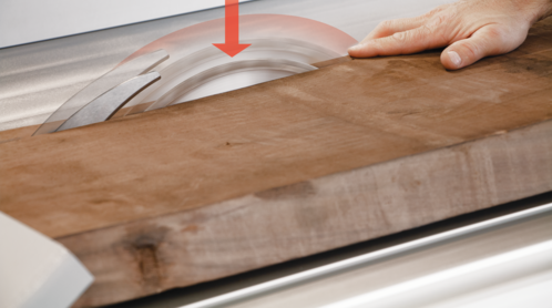 Sistemul de siguranță preventiv PCS® (Preventive Contact System) de la FORMAT4, care detectează apropierea periculoasă a mâinii și declanșează retragerea pânzei pentru a preveni accidentele.