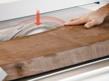 Demonstrație a sistemului de siguranță activ PCS (Preventive Contact System) de la Felder, care detectează riscul și retrage pânza înainte de contactul cu mâna.