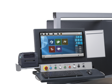 Stația de control CNC a unui fierăstrău de debitat (beam saw), cu ecran tactil, software de optimizare a tăierii și imprimantă de etichete.