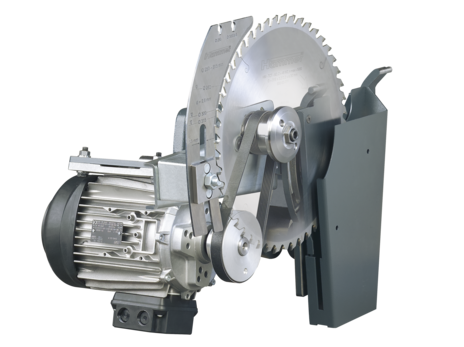 Detaliu cu capacitatea de nutuire (grooving) a unui fierăstrău circular, executând un canal precis într-un panou de PAL.