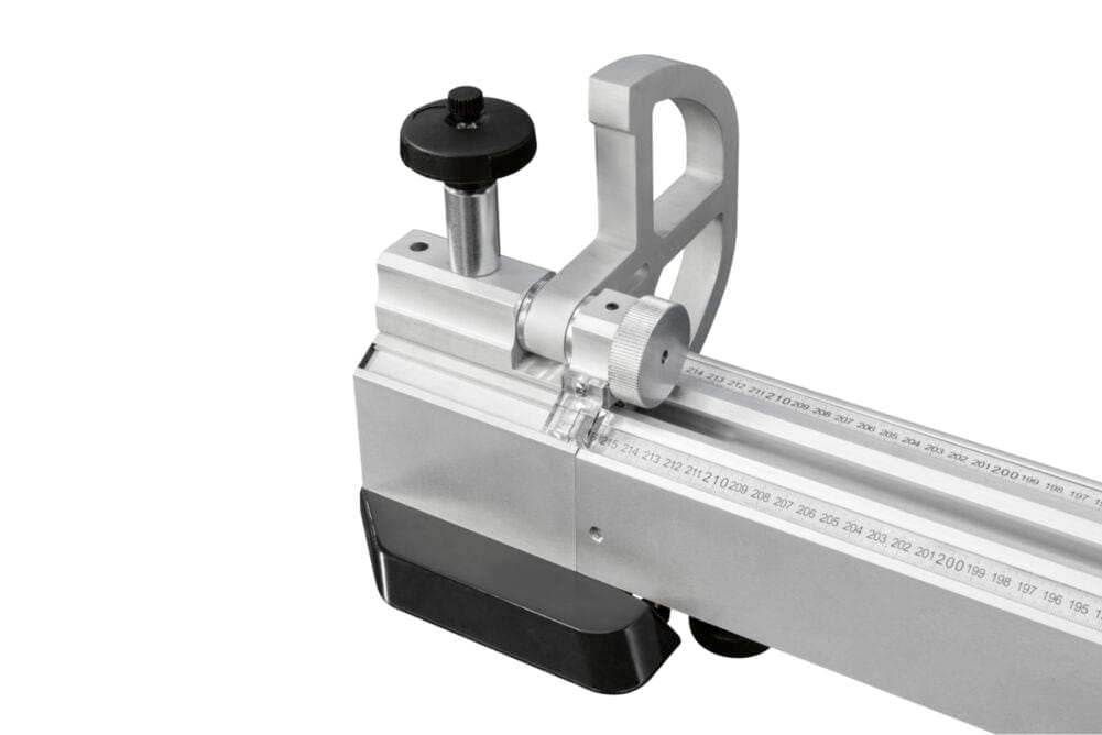 Detaliu cu opritorul de pe rigla telescopică a unui circular SCM, echipat cu lupă (lentilă) pentru citirea precisă a scalei metrice.