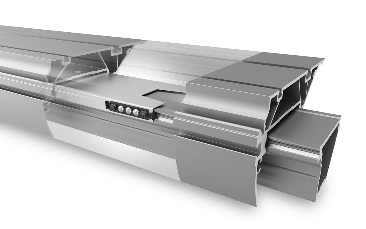 Secțiune transversală a mesei mobile (carului glisant) SCM, arătând sistemul de ghidare de înaltă precizie și profilul din aluminiu cu camere multiple.