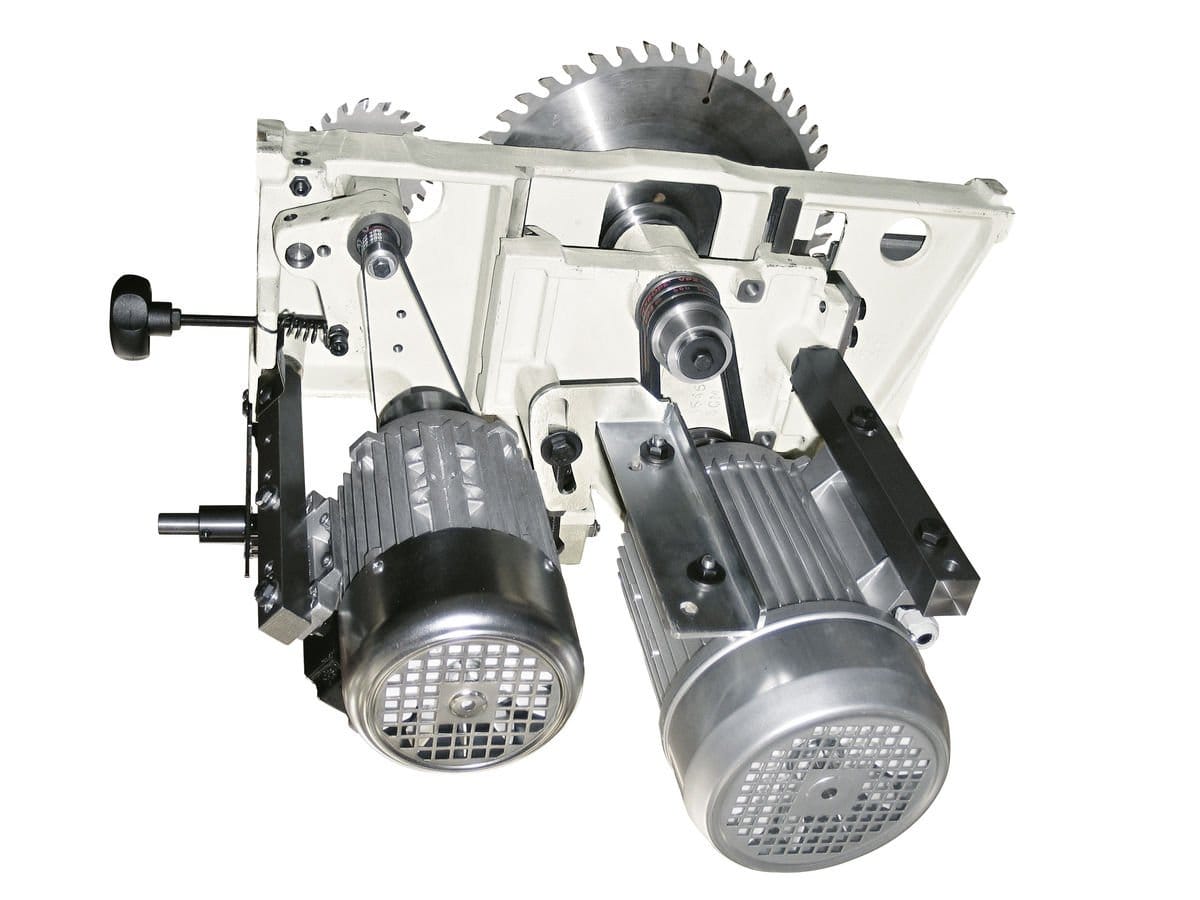 Unitatea de tăiere (grupul sega) a unui fierăstrău circular SCM Minimax, cu motor principal și motor pentru incizor independente, pe o bază de fontă.