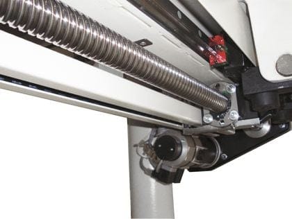 Detaliu ghidaj paralel motorizat cu șurub cu bile al fierăstrăului circular SCM class si 400ep, asigurând precizie și repetabilitate.