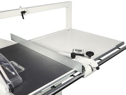 Rigla paralelă a unui circular SCM Minimax, cu sistem de micro-reglaj și afișaj digital (digital readout) opțional pentru setarea precisă a lățimii de tăiere.