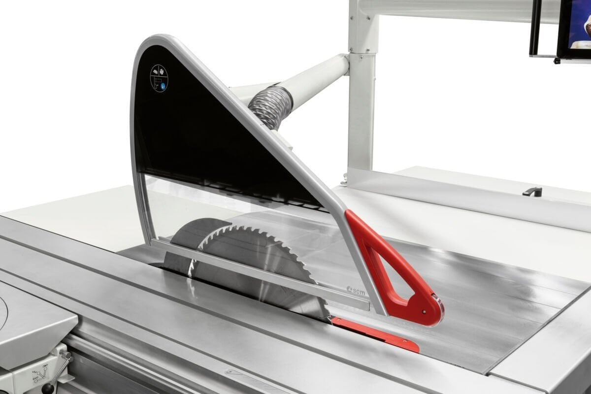 Detaliu cu apărătoarea superioară de protecție a pânzei, cu exhaustare integrată, a unui fierăstrău circular de formatizat SCM.
