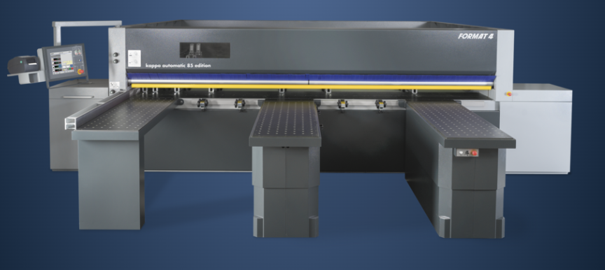 Fierăstrău de debitat FORMAT4 kappa automatic ES, ilustrând mesele frontale cu perne de aer care se coboară (funcție ergonomică) pentru a facilita manipularea pieselor tăiate.