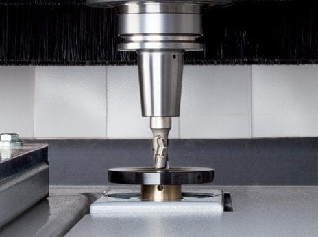 Detaliu cu senzorul de calibrare a lungimii pentru o freză CNC aflată în portsculă, esențial pentru precizia prelucrării.