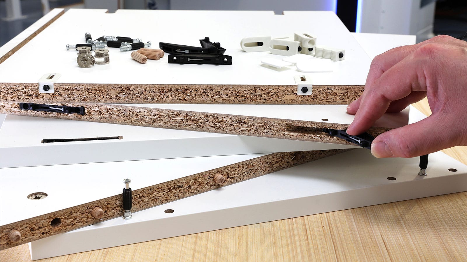 Prelucrare CNC de înaltă precizie pentru o varietate de conectori de mobilier moderni, de la demontabili la cepuri din lemn, esențială pentru o asamblare perfectă.