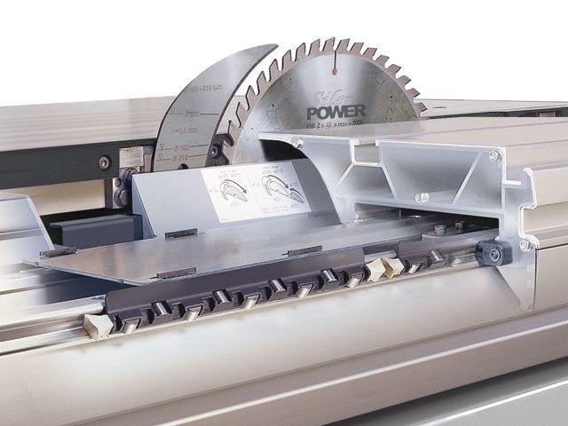 Detaliu al sistemului patentat de car glisant "X-Roll" de la Felder/Format4, arătând rolele cilindrice care asigură precizie și funcționare fără întreținere (garanție 10 ani).