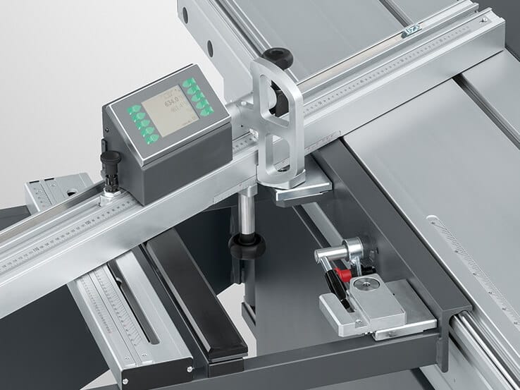 Detaliu cu rigla transversală (cadrul de sprijin) a unui circular ALTENDORF WA 80, echipată cu afișaj digital "DIGIT L" pentru setarea precisă a lungimii de tăiere.