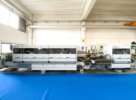 Linie industrială de finisare Cefla, o soluție complet automatizată pentru lăcuirea și vopsirea panourilor de MDF și PAL în producția de mobilier de mare serie.