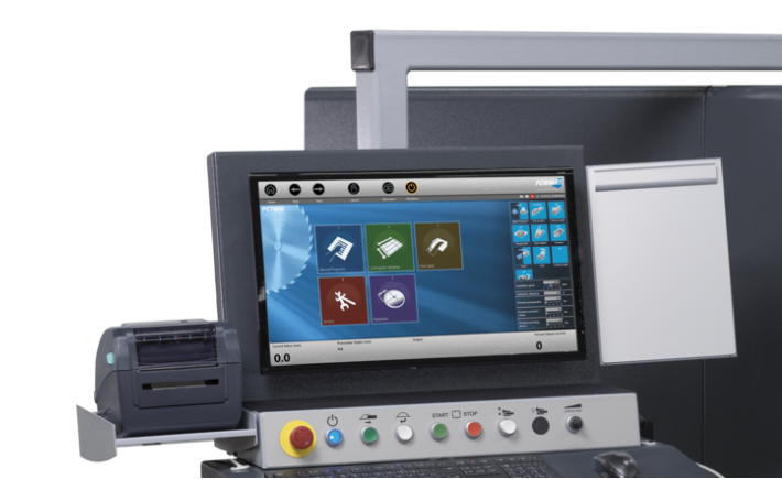 Detaliu cu pânza principală și pânza incizoare a unui fierăstrău de debitat, tăind un pachet (stack) de trei panouri de PAL melaminat.