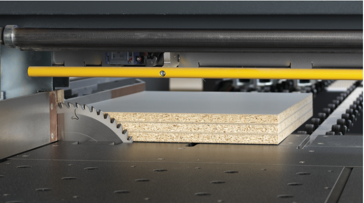 Stația de control CNC a unui fierăstrău de debitat Mayer/Format4, cu ecran tactil, software de optimizare a tăierii și imprimantă de etichete.