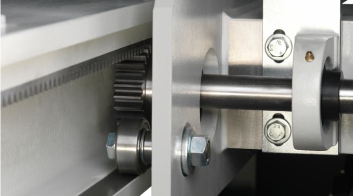 Detaliu cu sistemul de antrenare cu cremalieră și pinion al unui fierăstrău de debitat, asigurând o poziționare de înaltă precizie a unității de tăiere.