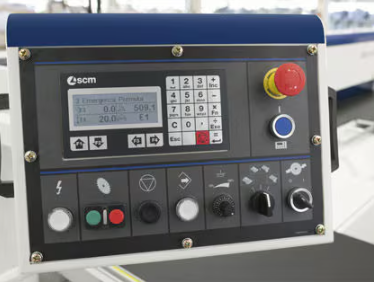 Detaliu cu panoul de control electronic "Ready" al unui circular SCM, folosit pentru mișcări programate și poziționarea rapidă a opritorului motorizat.