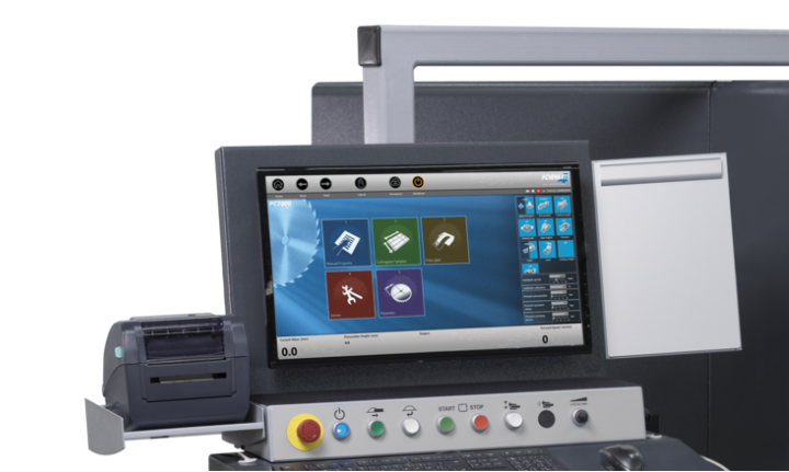 Detaliu cu sistemul de antrenare cu cremalieră și pinion al unui fierăstrău de debitat, asigurând o poziționare de înaltă precizie a unității de tăiere.