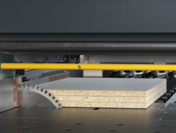 Stația de control CNC a unui fierăstrău de debitat Mayer/Format4, cu ecran tactil, software de optimizare a tăierii și imprimantă de etichete.