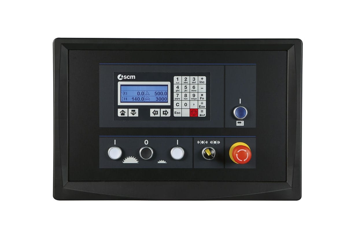 Detaliu cu panoul de control electronic "Ready" al unui circular SCM, afișând setările digitale pentru rigla paralelă și înclinarea pânzei