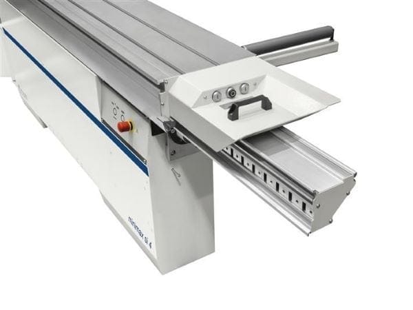 Detaliu al mesei mobile (carului glisant) a circularului SCM Minimax SI 4, cu profil robust și comenzi opționale de start/stop integrate.