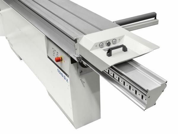 Masa mobilă (carul glisant) de înaltă precizie a circularului SCM NOVA SI X, cu butoane de start/stop integrate și construcție robustă.