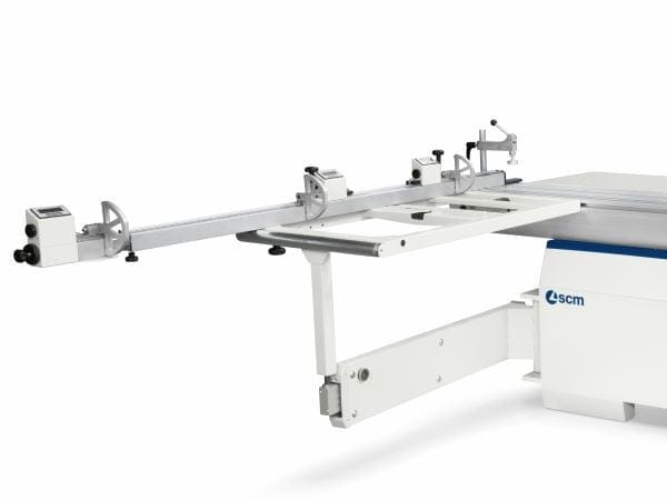 Cadrul de sprijin (masa de sprijin) și rigla telescopică a circularului SCM NOVA SI X, proiectate pentru susținerea panourilor mari.