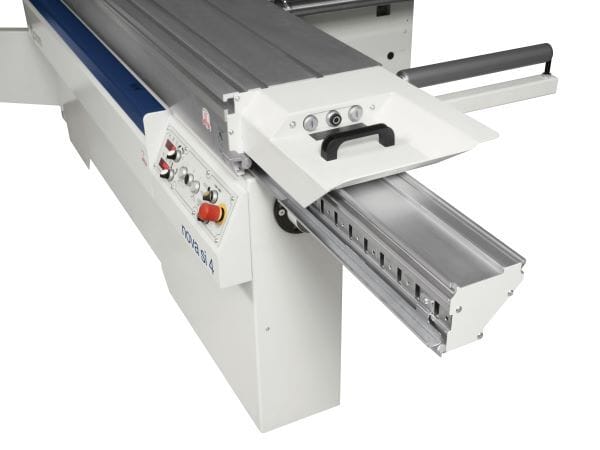 Detaliu al mesei mobile (carului glisant) al SCM Nova SI 4, arătând profilul din aluminiu anodizat și butoanele opționale de start/stop.
