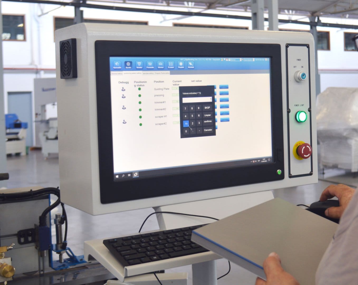 Operator programând o mașină de aplicat cant dintr-un atelier modern, folosind un panou de comandă cu PC industrial și ecran tactil pentru a seta automat parametrii agregatelor.