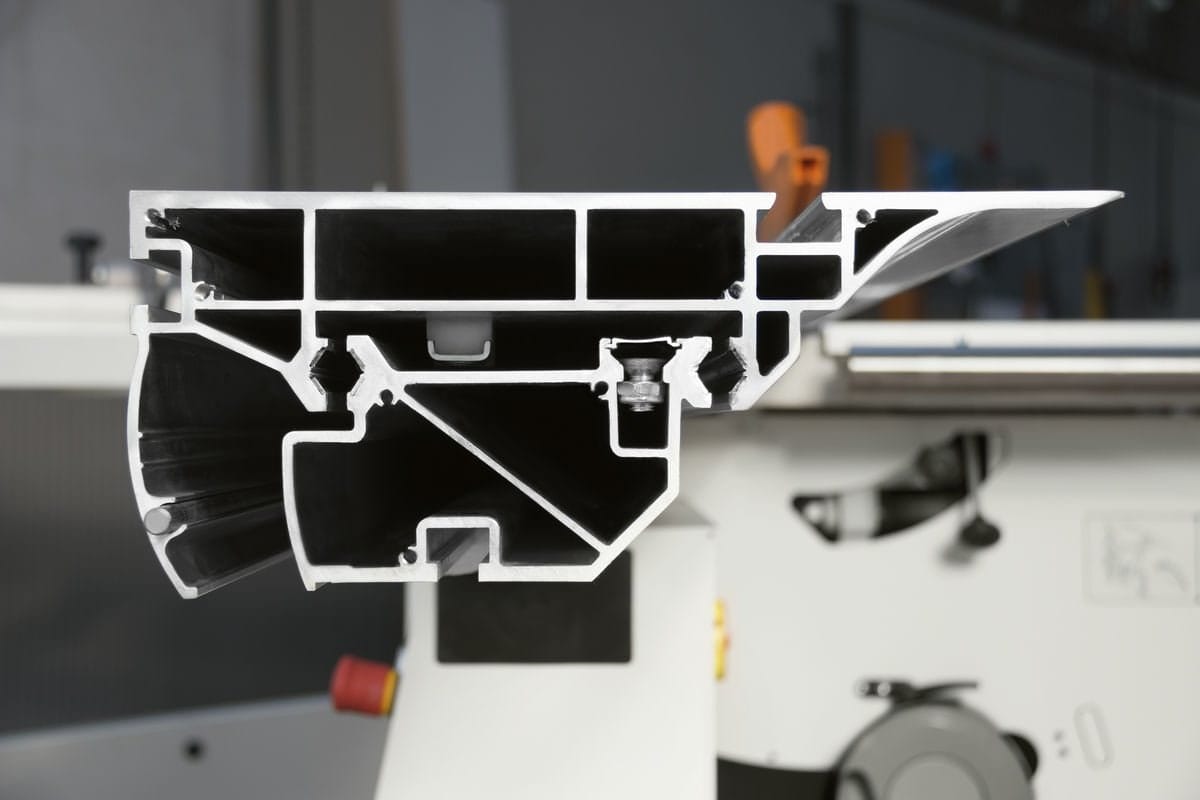 Secțiune transversală a mesei mobile (carului glisant) SCM Elite S, arătând profilul din aluminiu cu camere multiple și sistemul de ghidare de înaltă precizie