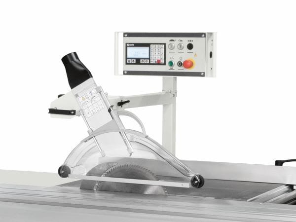 Detaliu cu panoul de control electronic "Ready" al circularului SCM Minimax SI X, pentru reglarea digitală a pânzei, și apărătoarea superioară.